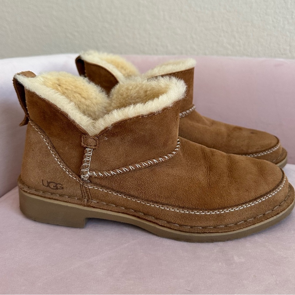 Ugg women’s unique chestnut suede low ankle Alpine boots Sz 6 Shearling lined.
